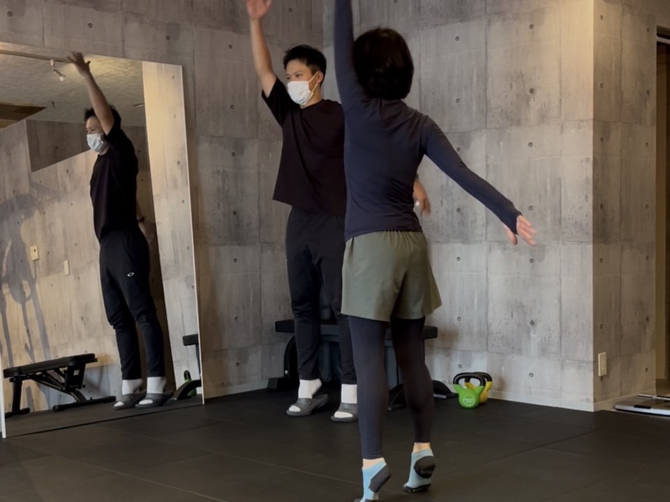 トレーナーと同じ動きに取り組むクラスの様子