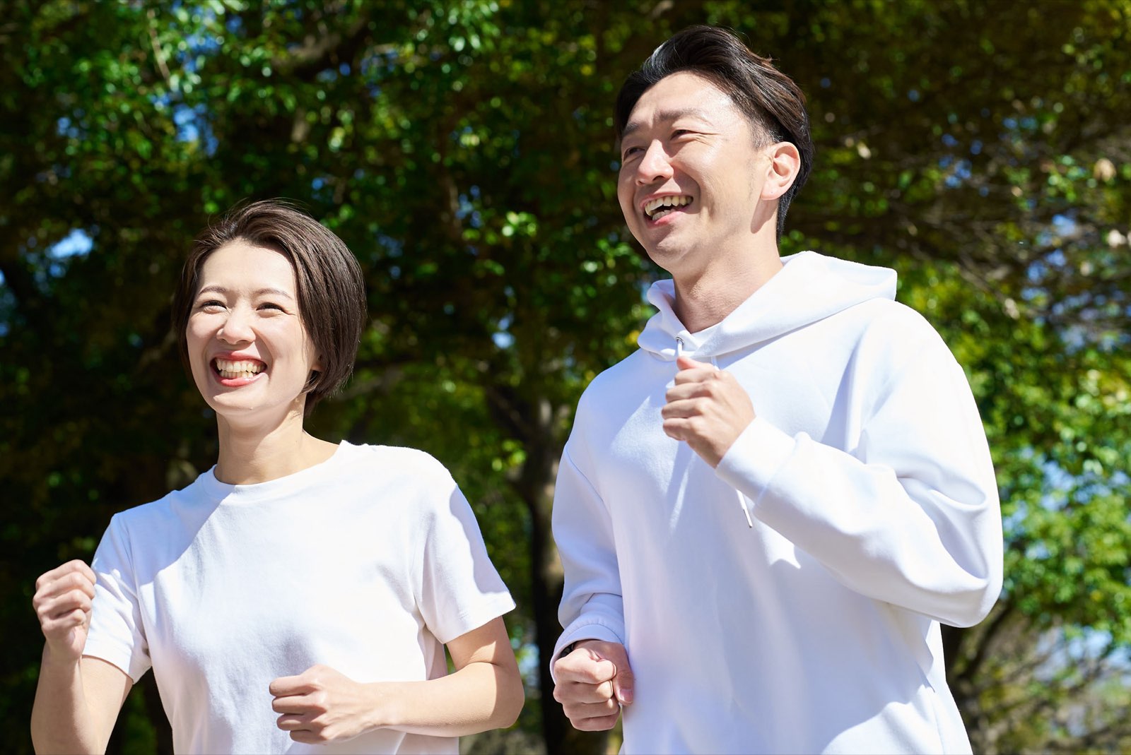 公園を走る40代の男女