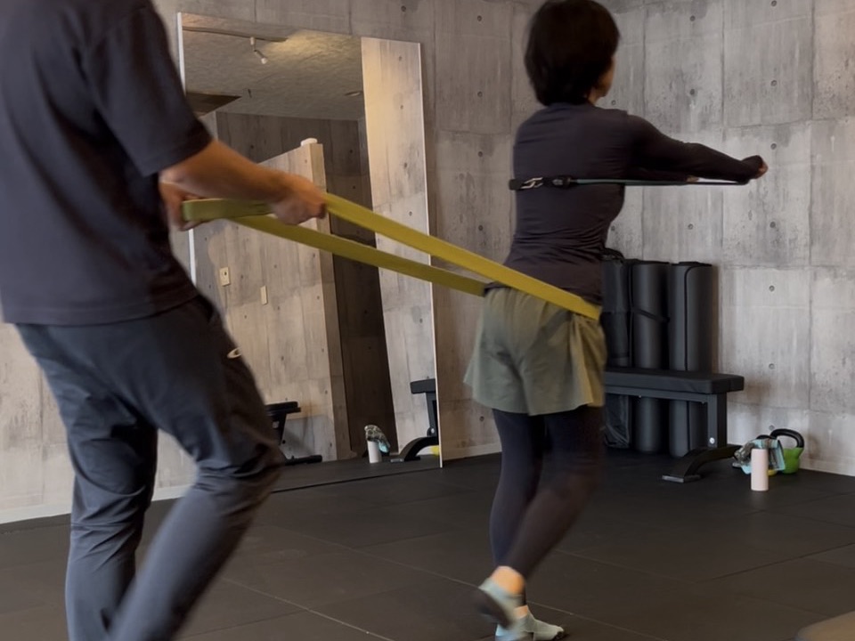 バンドで引かれても体勢を保つ練習