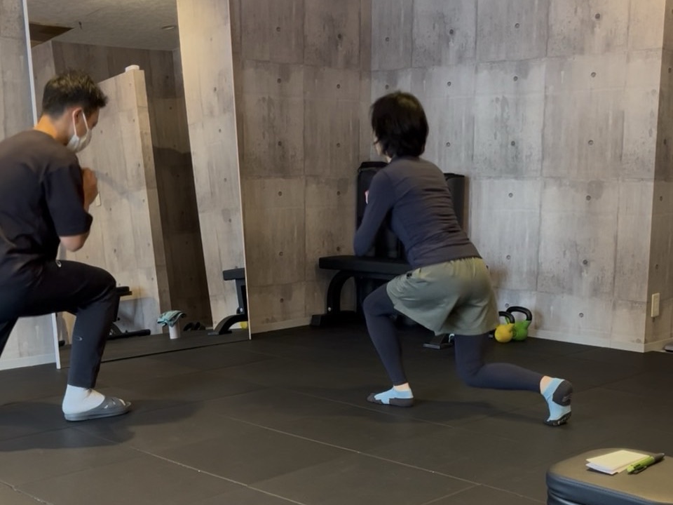 片脚を前に出してしゃがむ練習